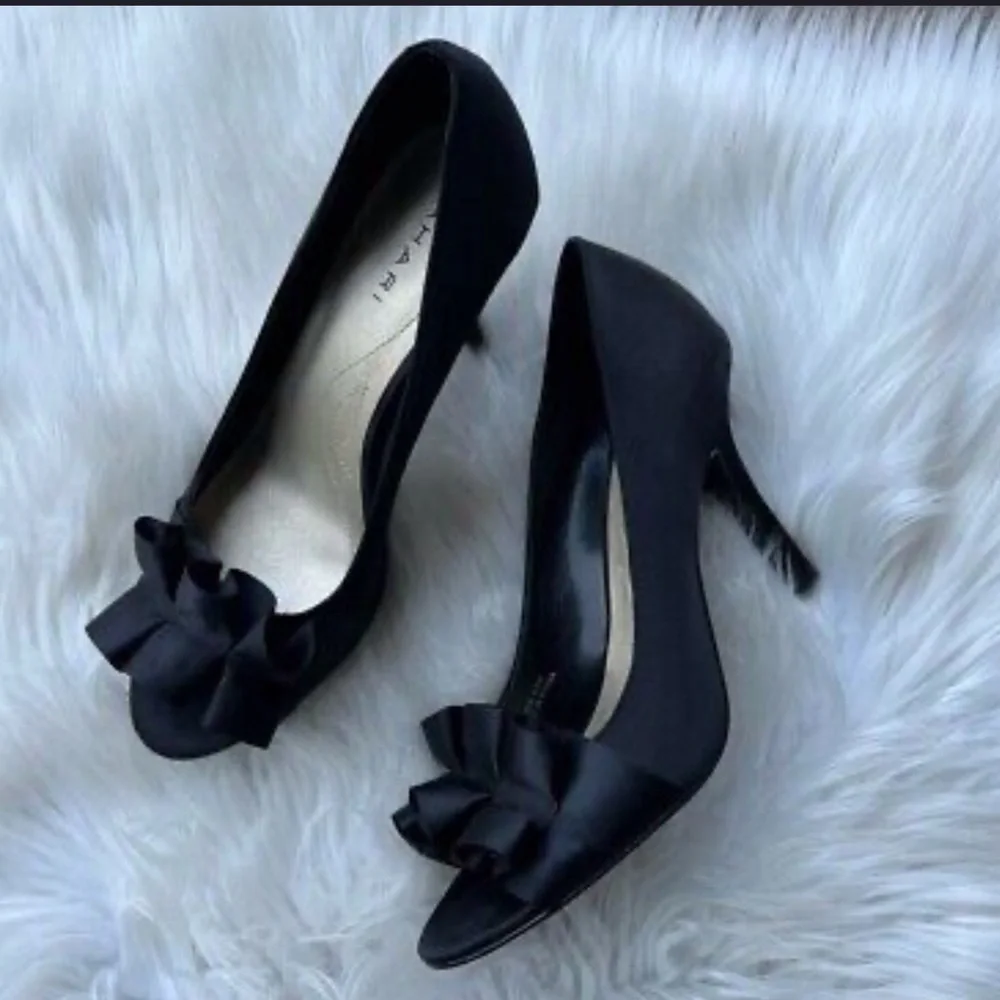 Tahari Sloan Womens Black Satin Peep Toe Ruffle High Heel Shoe Size 9.5